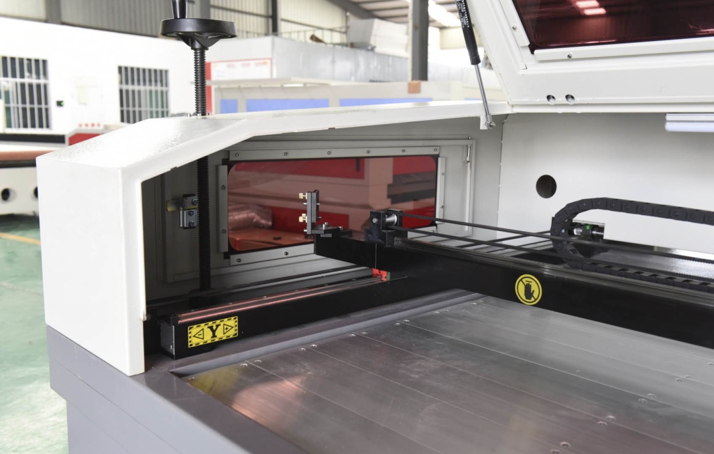 nastroika-lasernogo-stanka.jpg Обслуживание CO2 и волоконного лазера